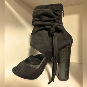 Super cute black open toe heel/wedge shoe sz 7